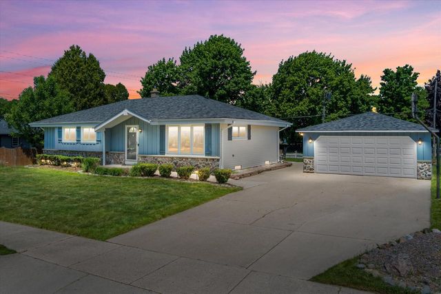 110 Highland DRIVE, Grafton, WI 53024