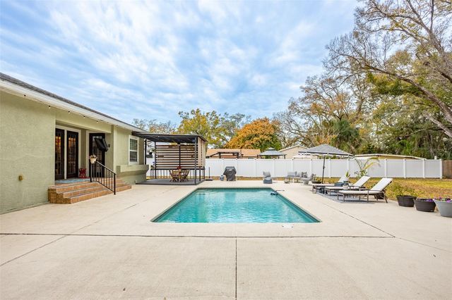 1905 W BURKE STREET, Tampa, FL 33604