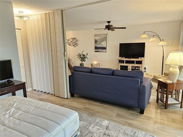 435 CERROMAR LANE 329, Venice, FL 34293