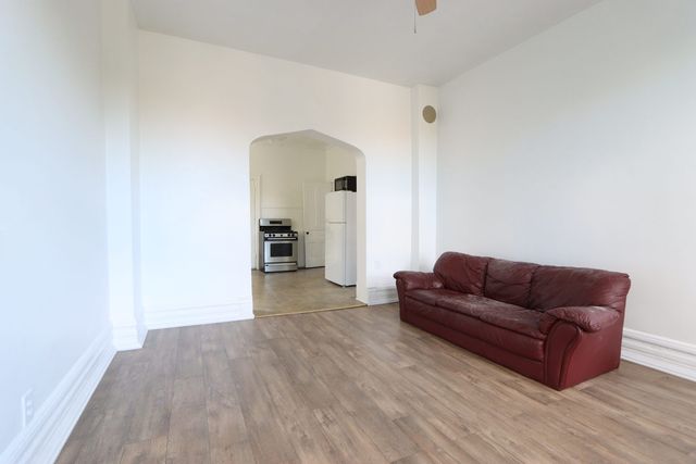 2440 S Oakley Avenue, Chicago, IL 60608