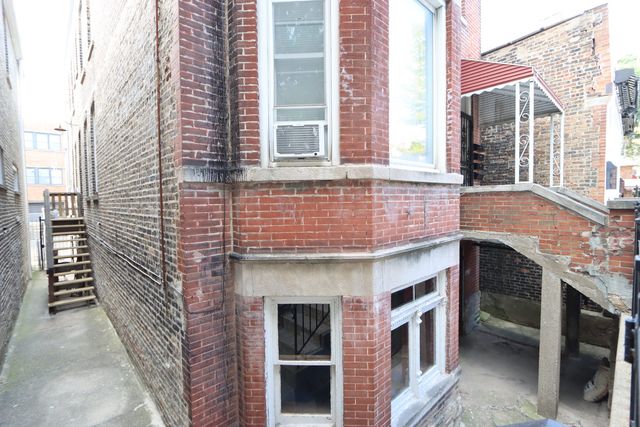 2440 S Oakley Avenue, Chicago, IL 60608