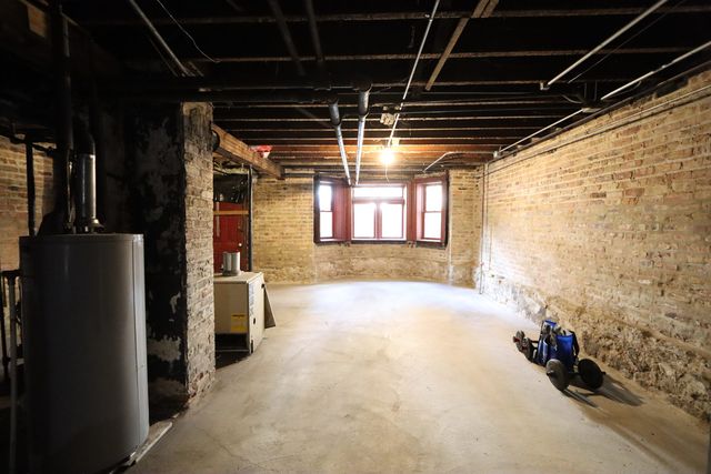 2440 S Oakley Avenue, Chicago, IL 60608