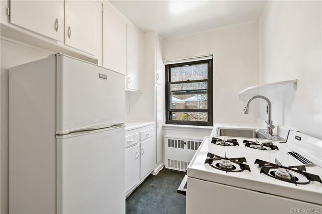 8 Lawrence Drive C, White Plains, NY 10603