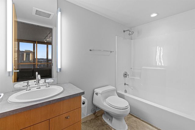 221 E College Street 803, Iowa City, IA 52240