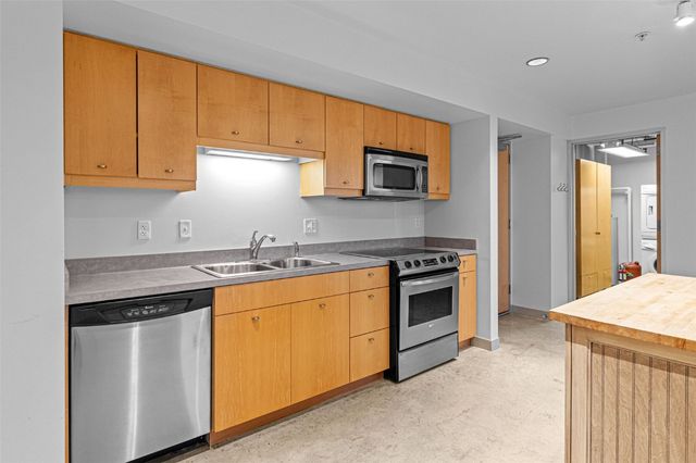 221 E College Street 803, Iowa City, IA 52240