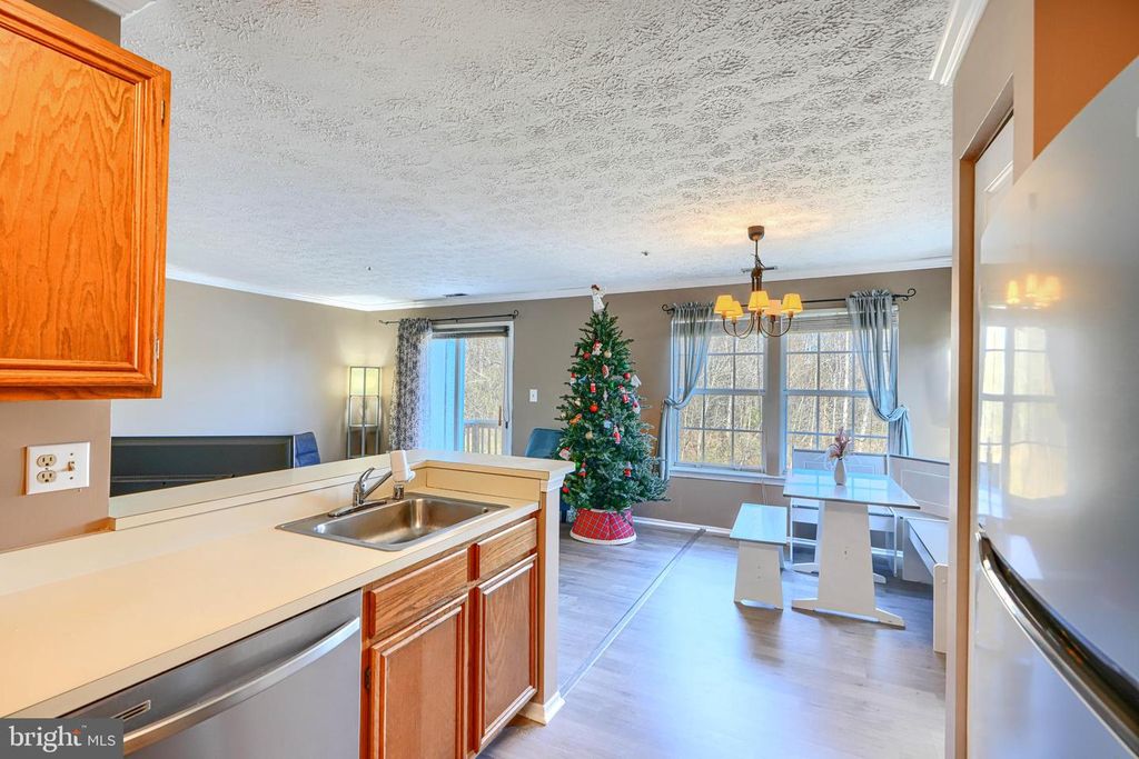 Image 9 of property listing at 132 JUMPERS CIR #204, Nottingham, MD 21236