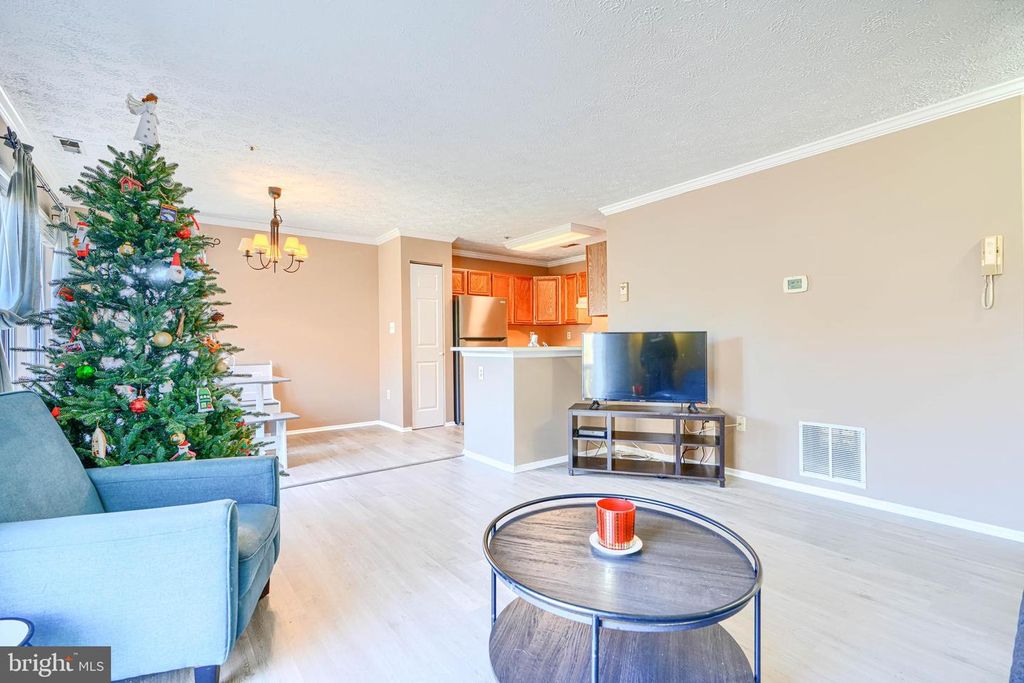 Image 4 of property listing at 132 JUMPERS CIR #204, Nottingham, MD 21236