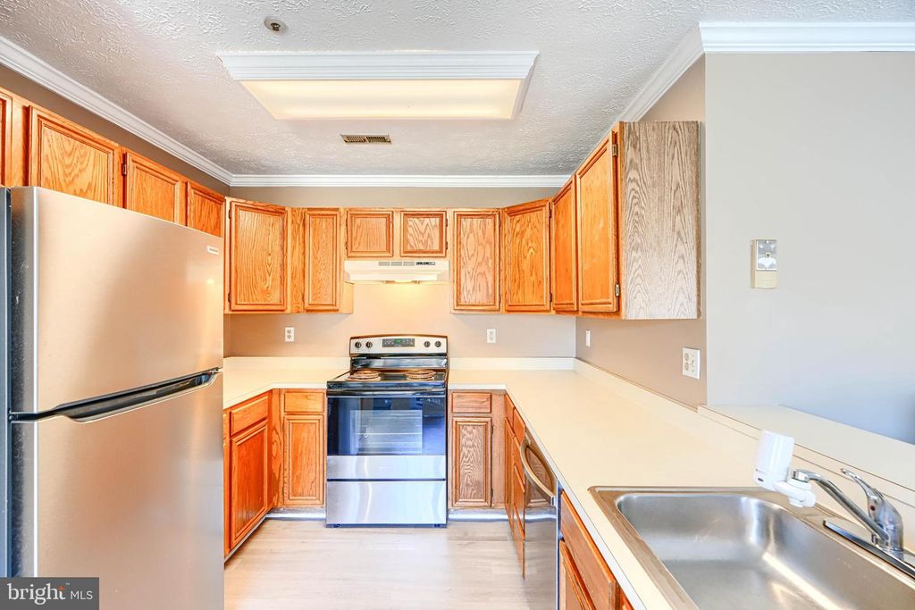 Image 8 of property listing at 132 JUMPERS CIR #204, Nottingham, MD 21236