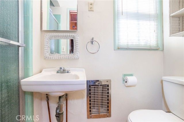 6909 Peach Avenue, Van Nuys (los Angeles), CA 91406