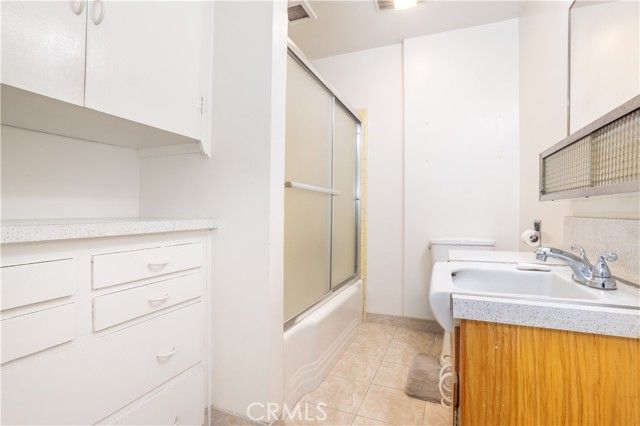 6909 Peach Avenue, Van Nuys (los Angeles), CA 91406