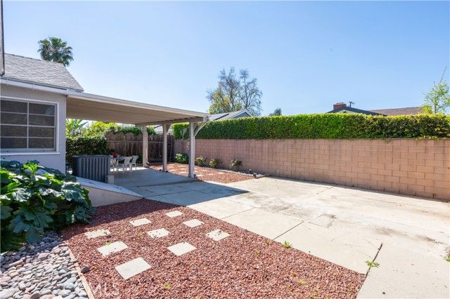 6909 Peach Avenue, Van Nuys (los Angeles), CA 91406
