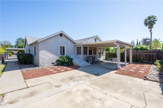 6909 Peach Avenue, Van Nuys (los Angeles), CA 91406