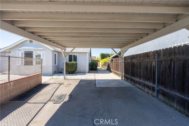 6909 Peach Avenue, Van Nuys (los Angeles), CA 91406