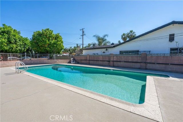 6909 Peach Avenue, Van Nuys (los Angeles), CA 91406