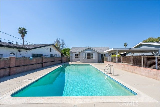 6909 Peach Avenue, Van Nuys (los Angeles), CA 91406