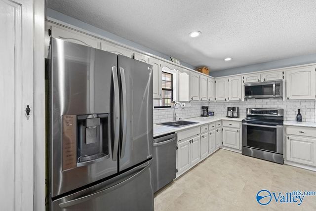 502 Lee Drive, Rainbow City, AL 35906