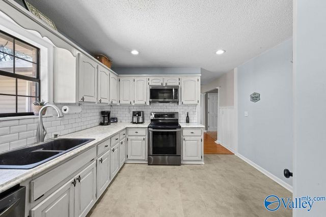 502 Lee Drive, Rainbow City, AL 35906