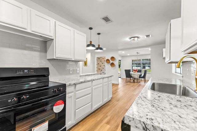 1302 Red Oak Street, Ennis, TX 75119