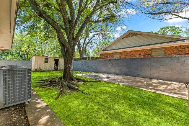 1302 Red Oak Street, Ennis, TX 75119