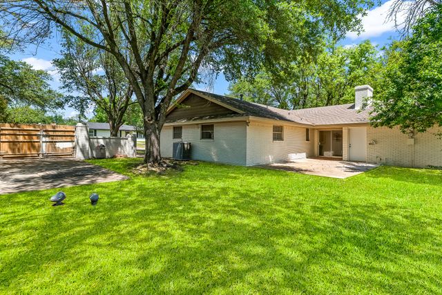 1302 Red Oak Street, Ennis, TX 75119