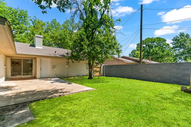 1302 Red Oak Street, Ennis, TX 75119