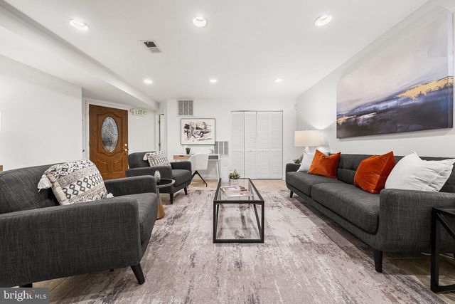 656 9TH ST NE, Washington, DC 20002