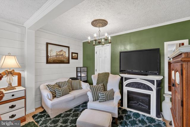 236 KUMP DR, Gore, VA 22637