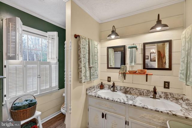 236 KUMP DR, Gore, VA 22637