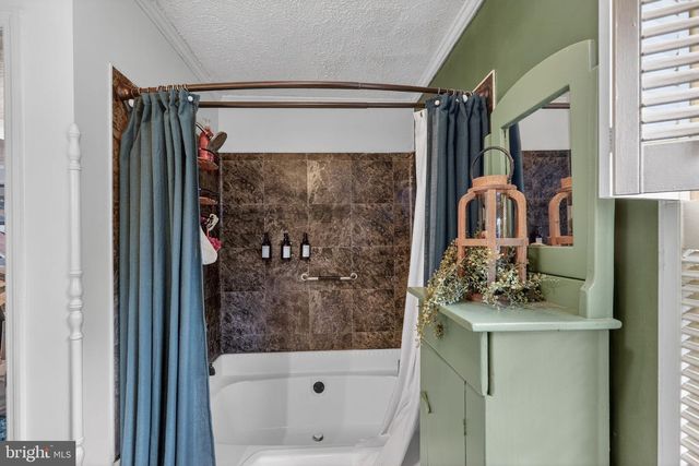 236 KUMP DR, Gore, VA 22637