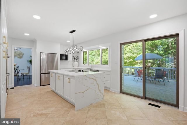 905 FALLS BRIDGE LN, Great Falls, VA 22066