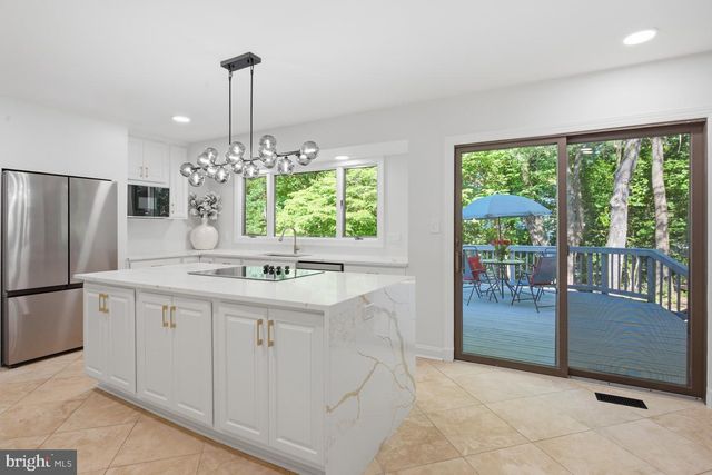 905 FALLS BRIDGE LN, Great Falls, VA 22066