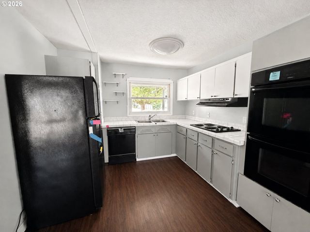 14645 Se MILL St, Portland, OR 97233