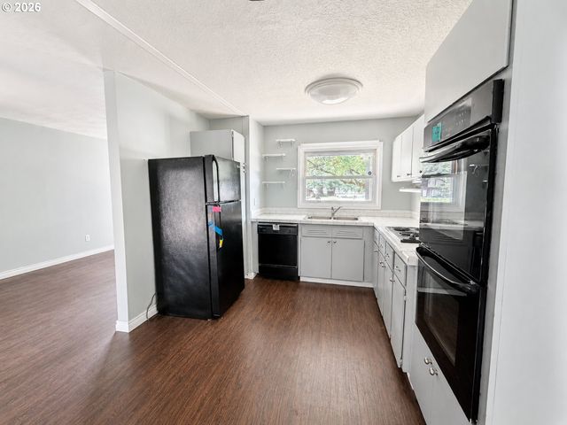 14645 Se MILL St, Portland, OR 97233