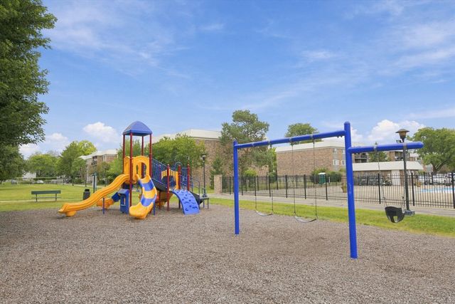 1627 N Windsor Drive 305, Arlington Heights, IL 60004
