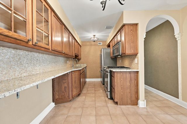1627 N Windsor Drive 305, Arlington Heights, IL 60004