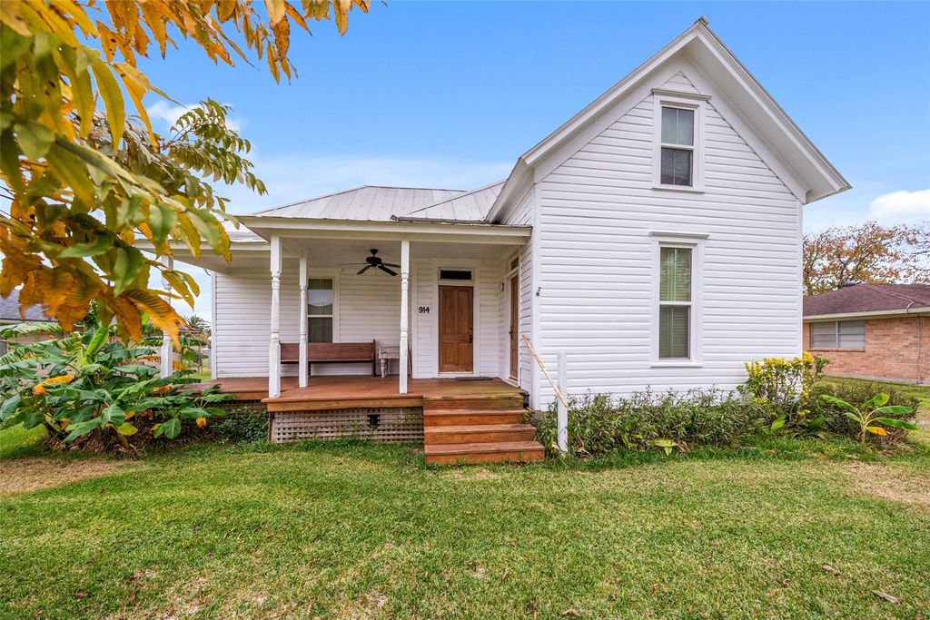 695 Wightman Street, Matagorda, TX 77457