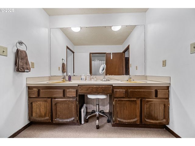 15317 S HATTAN Rd, Oregon City, OR 97045