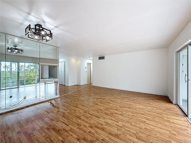 1000 NE 14th Ave 411, Hallandale Beach, FL 33009