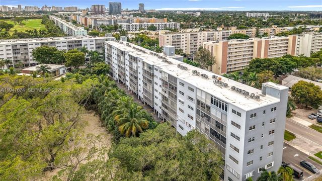 1000 NE 14th Ave 411, Hallandale Beach, FL 33009