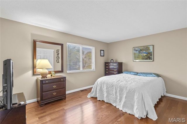 12233 Country Place Drive, Maryland Heights, MO 63043