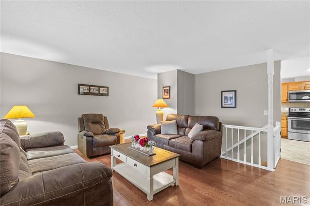 12233 Country Place Drive, Maryland Heights, MO 63043