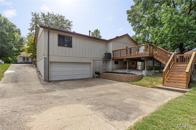 12233 Country Place Drive, Maryland Heights, MO 63043