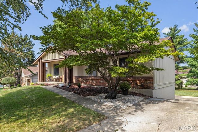 12233 Country Place Drive, Maryland Heights, MO 63043