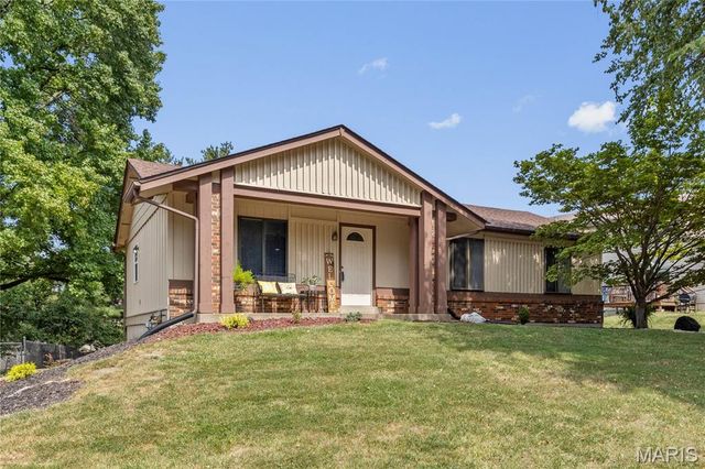 12233 Country Place Drive, Maryland Heights, MO 63043