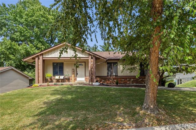 12233 Country Place Drive, Maryland Heights, MO 63043
