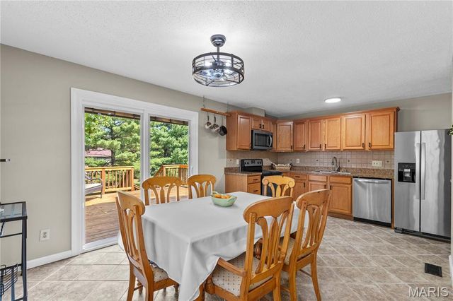 12233 Country Place Drive, Maryland Heights, MO 63043