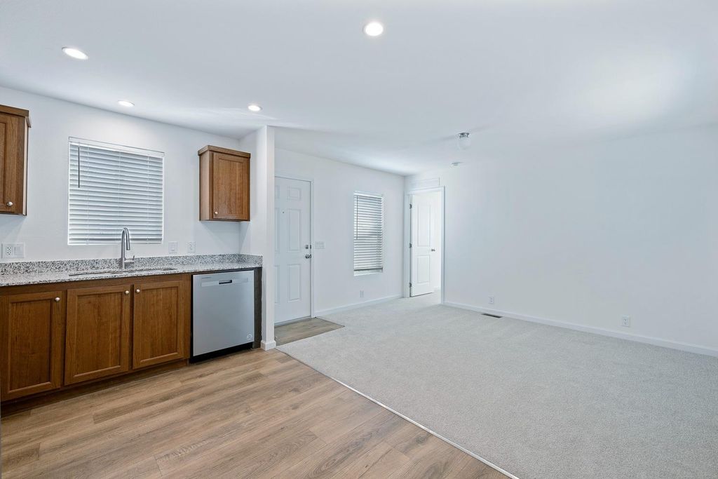 Image 11 of property listing at 1719 W Olive Avenue # 37, Fresno, CA 93728