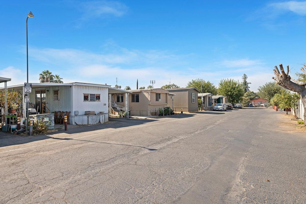 Image 30 of property listing at 1719 W Olive Avenue # 37, Fresno, CA 93728