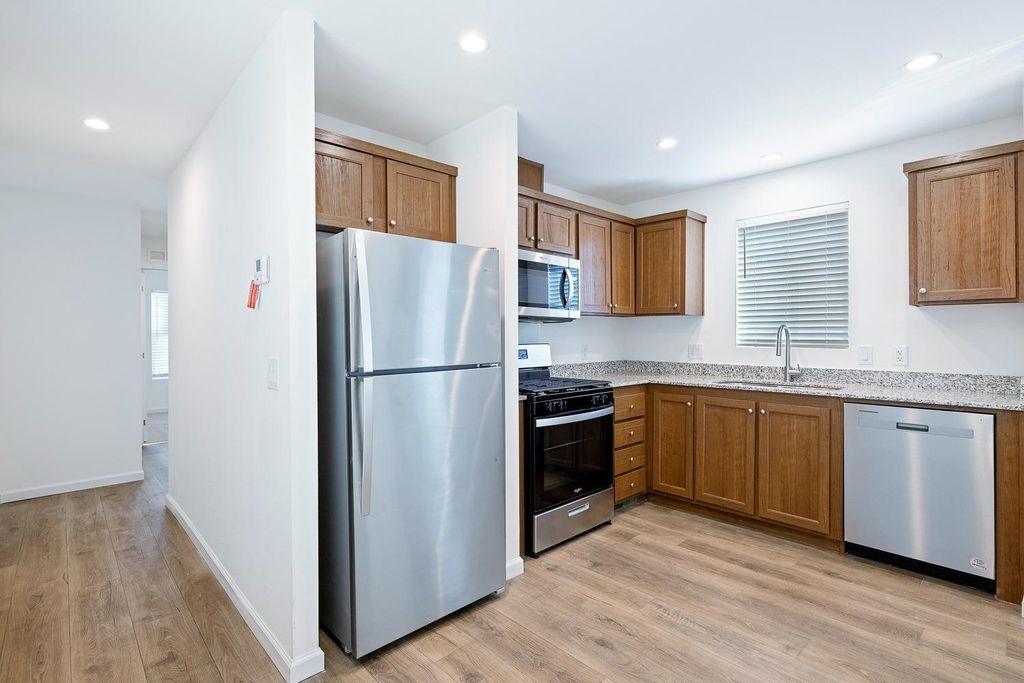 Image 9 of property listing at 1719 W Olive Avenue # 37, Fresno, CA 93728