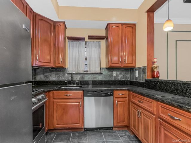 85 Admiral Court 87, Bronx, NY 10473